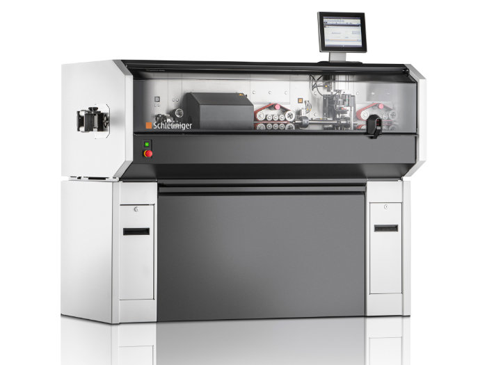 Kabelverarbeitungsmaschine von Schleuniger mit transparenter Schutzabdeckung und integriertem Bedienpanel
